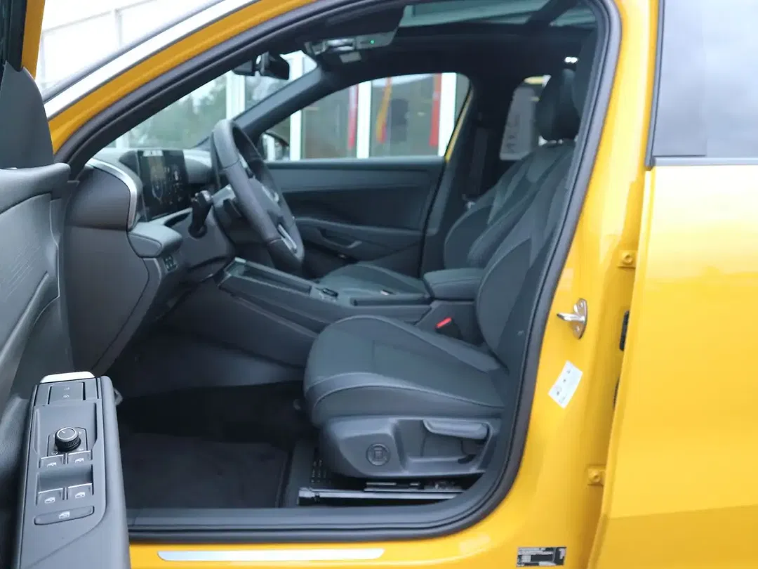 Volkswagen T-Roc - Thumbnail 4