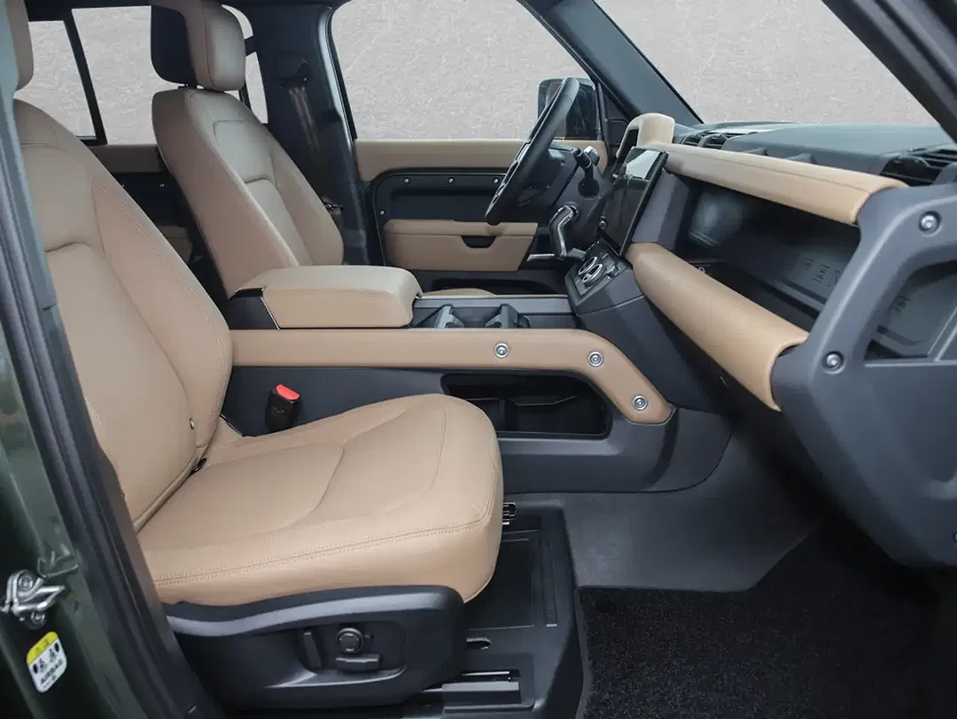 Land Rover Defender - Thumbnail 3