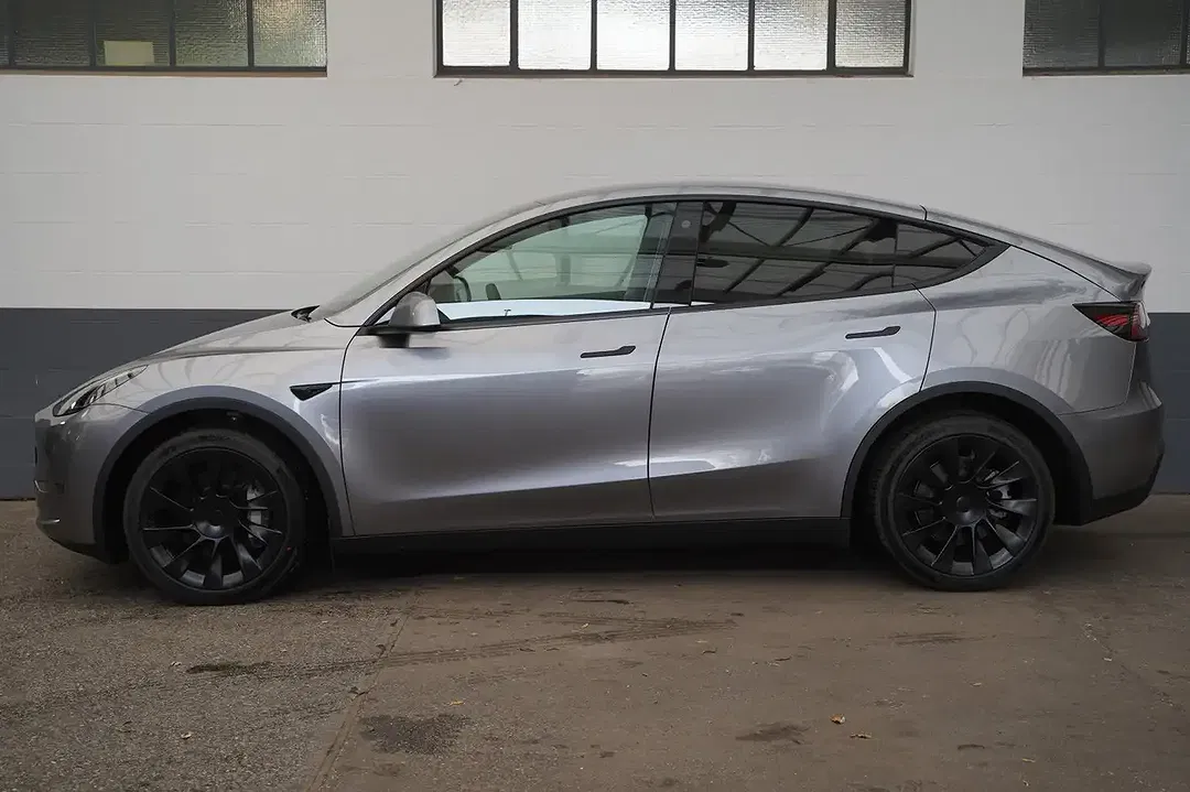 Tesla Model Y - Thumbnail 3