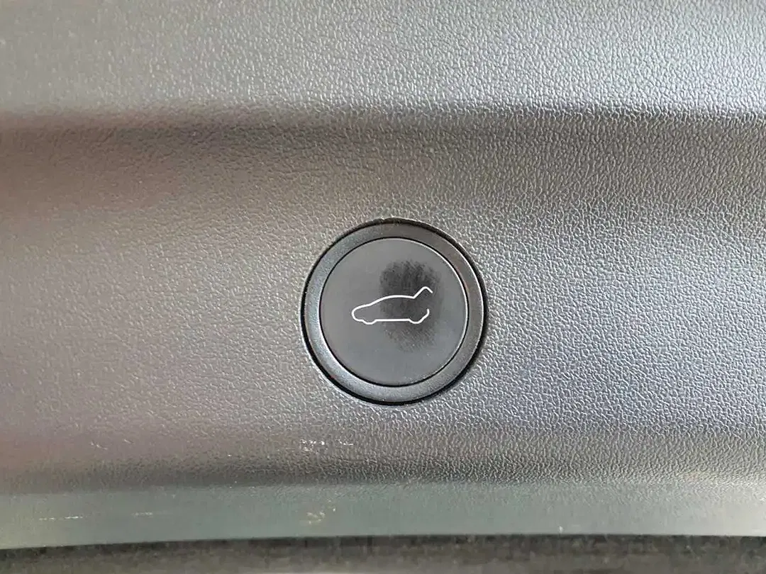 Tesla Model Y - Thumbnail 11