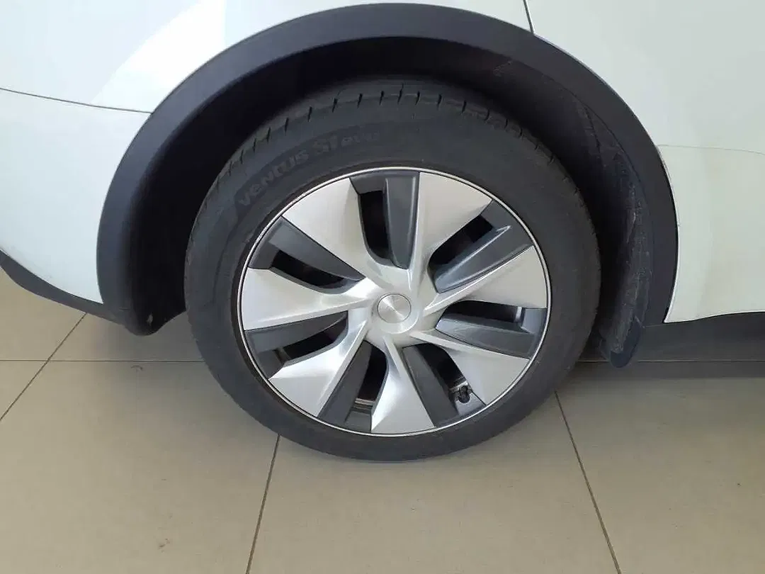Tesla Model Y - Thumbnail 12