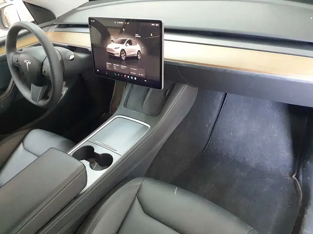 Tesla Model Y - Thumbnail 13