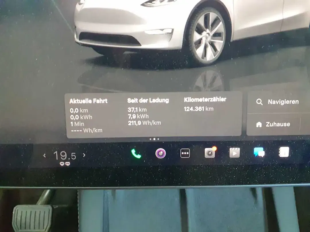 Tesla Model Y - Thumbnail 15