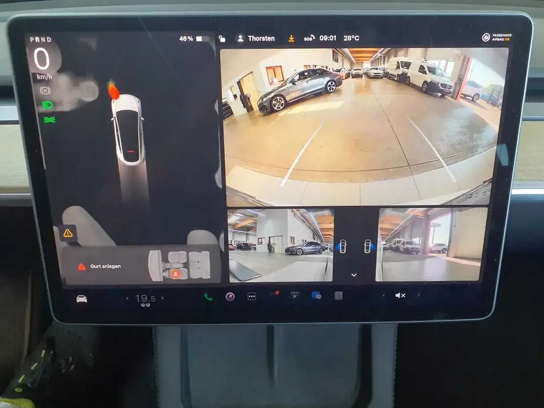 Tesla Model Y - Thumbnail 16