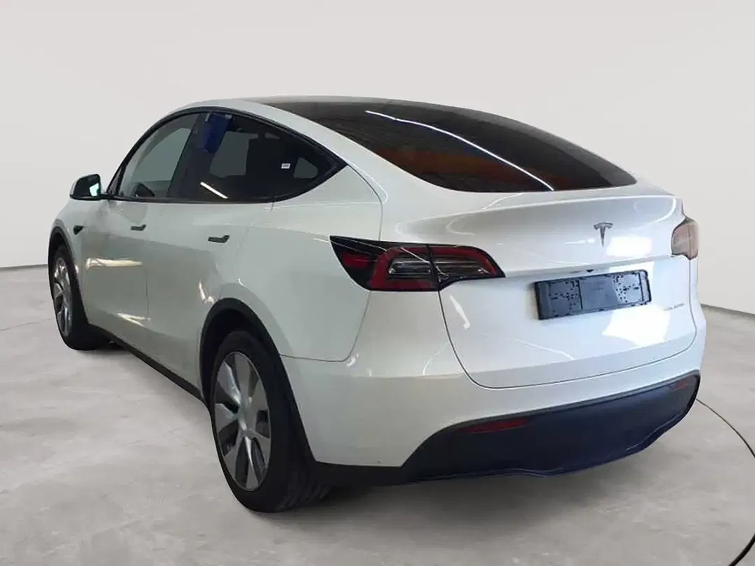 Tesla Model Y - Thumbnail 2