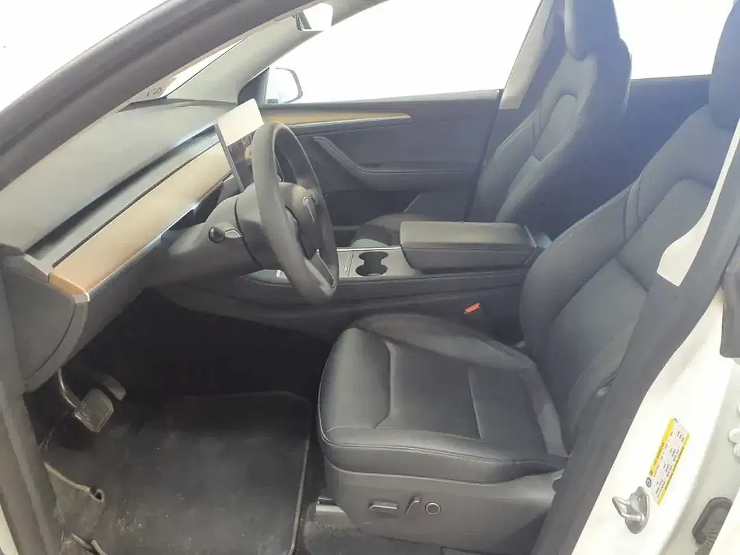 Tesla Model Y - Thumbnail 3