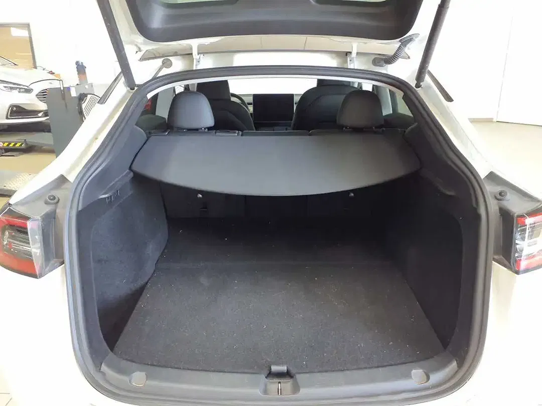 Tesla Model Y - Thumbnail 9