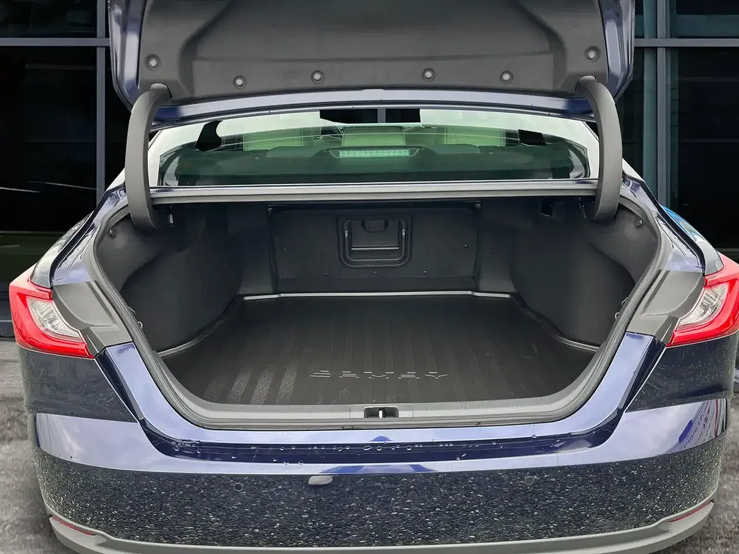 Toyota Camry - Thumbnail 10