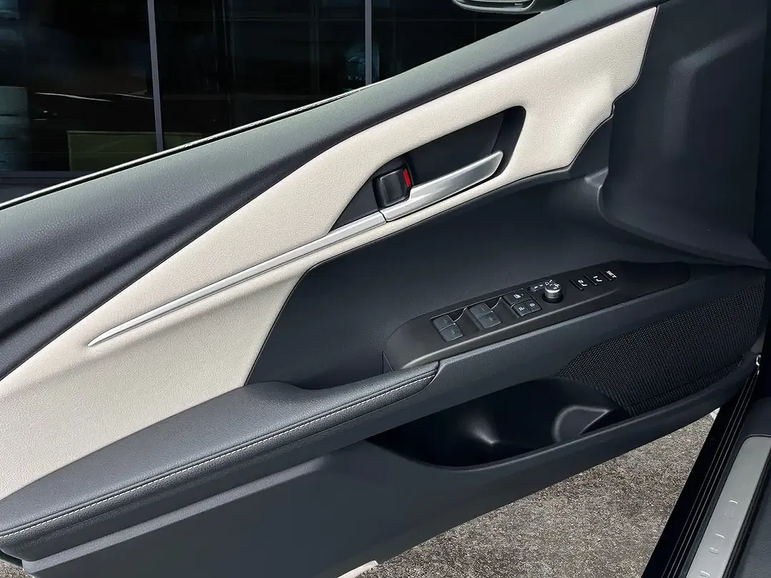 Toyota Camry - Thumbnail 14
