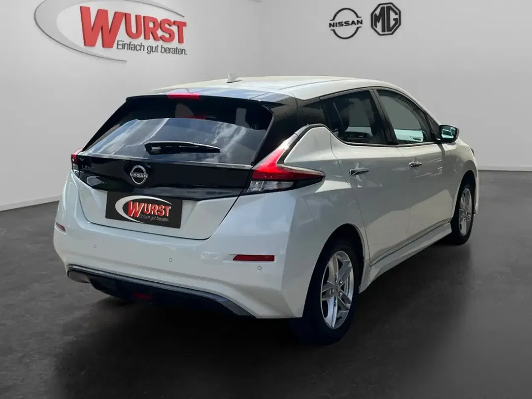 Nissan Leaf - Thumbnail 3