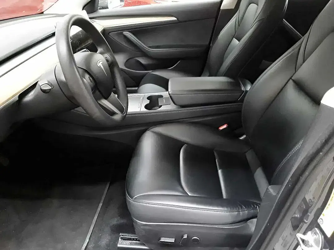 Tesla Model 3 - Thumbnail 3