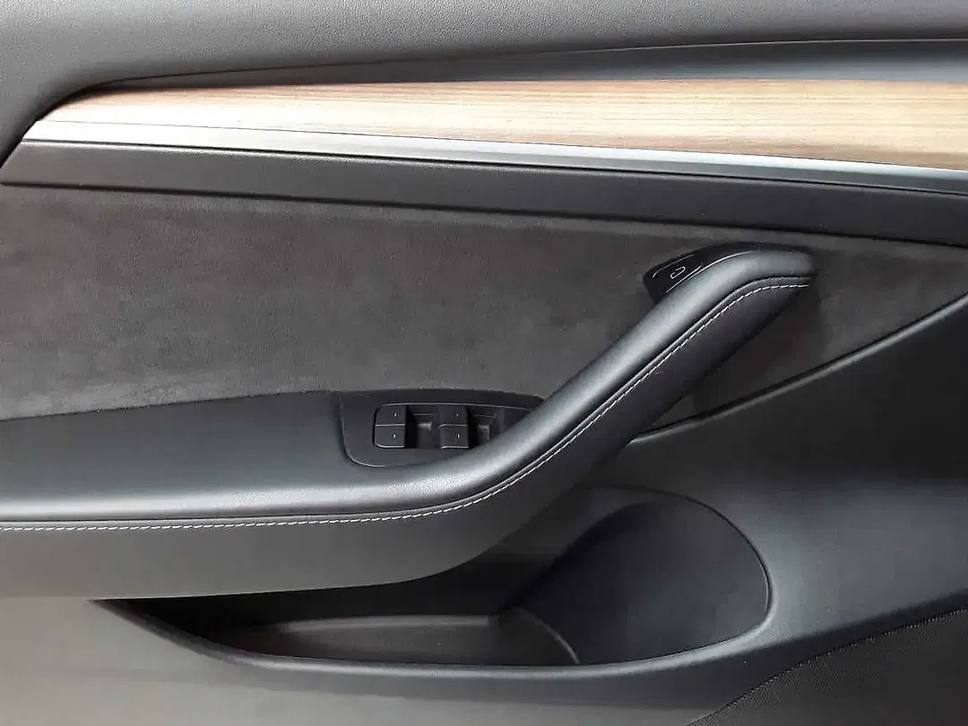 Tesla Model 3 - Thumbnail 4