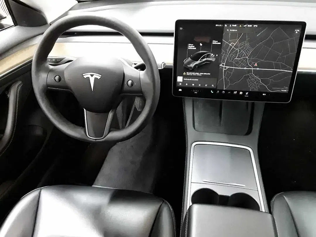 Tesla Model 3 - Thumbnail 5