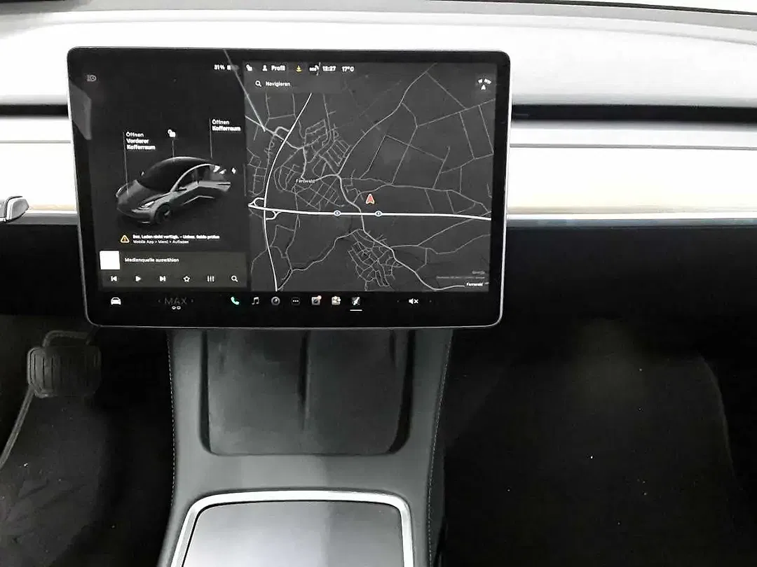 Tesla Model 3 - Thumbnail 6