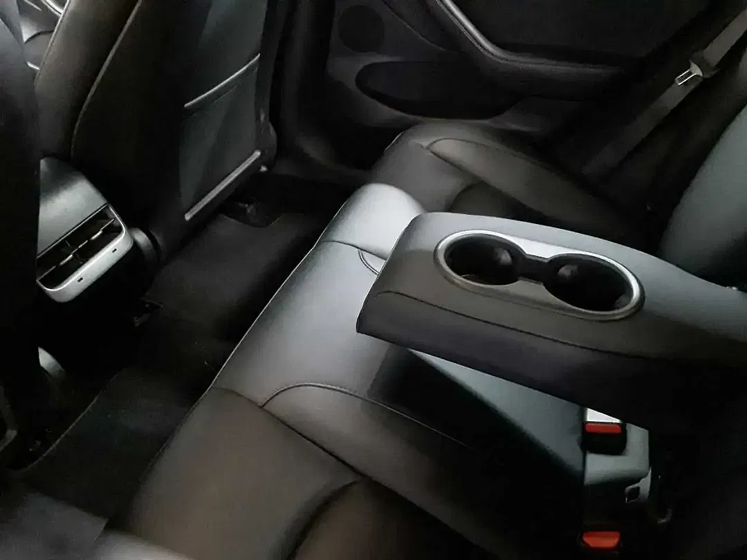 Tesla Model 3 - Thumbnail 8