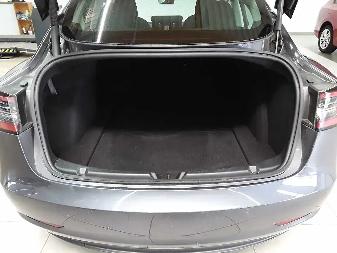 Tesla Model 3 - Thumbnail 9