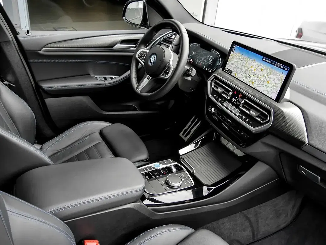 BMW iX3 - Thumbnail 4