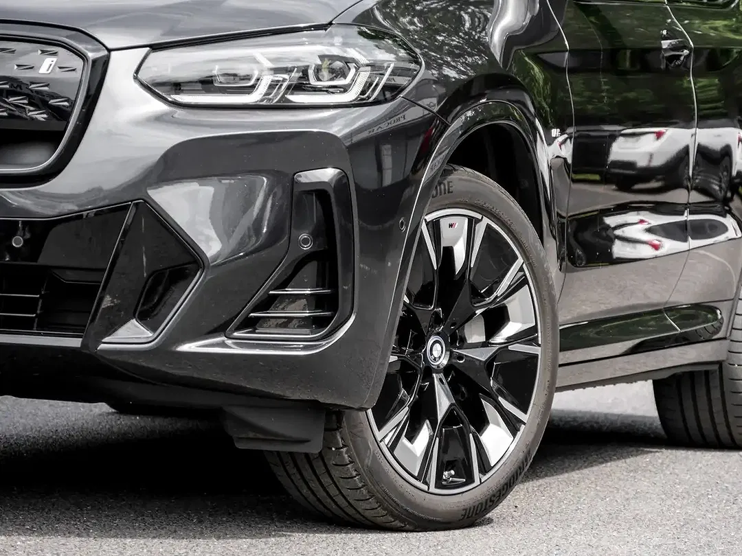 BMW iX3 - Thumbnail 6