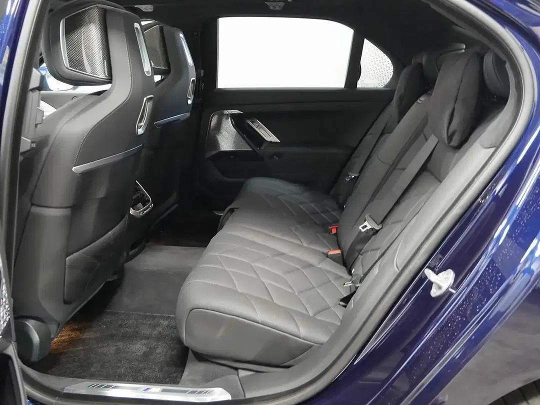 BMW i7 - Thumbnail 12