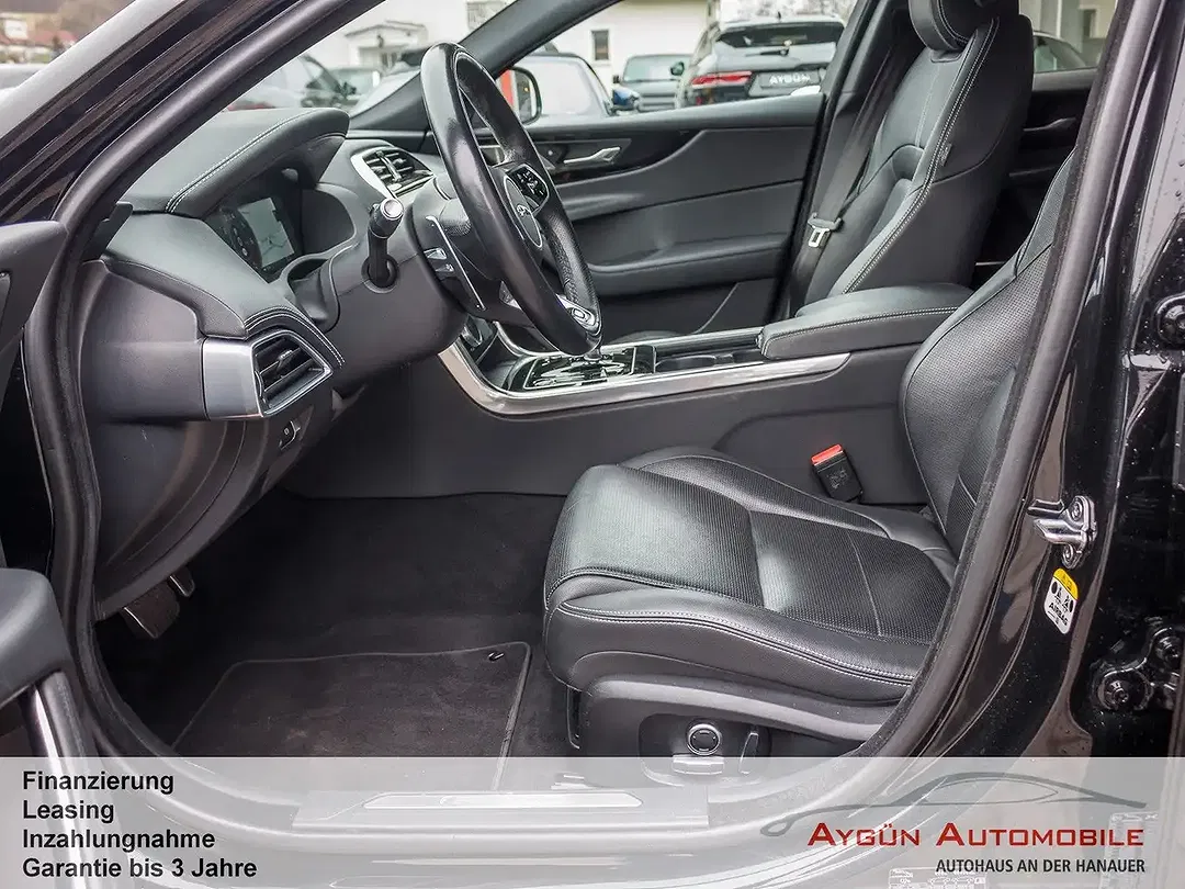 Jaguar XE - Thumbnail 11