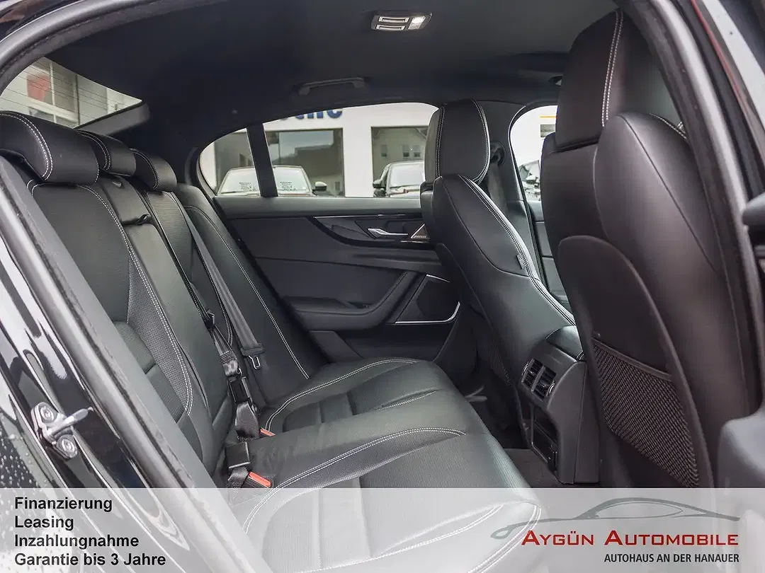 Jaguar XE - Thumbnail 13