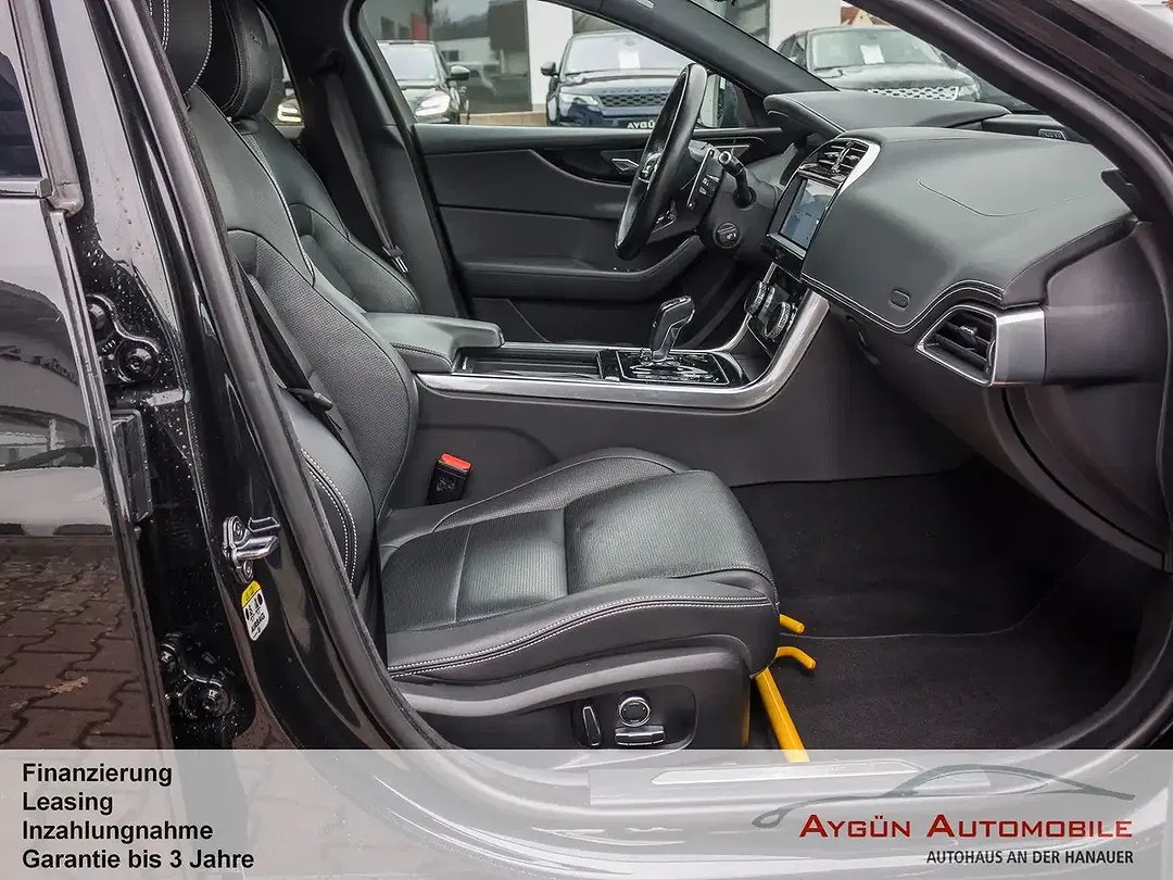 Jaguar XE - Thumbnail 9
