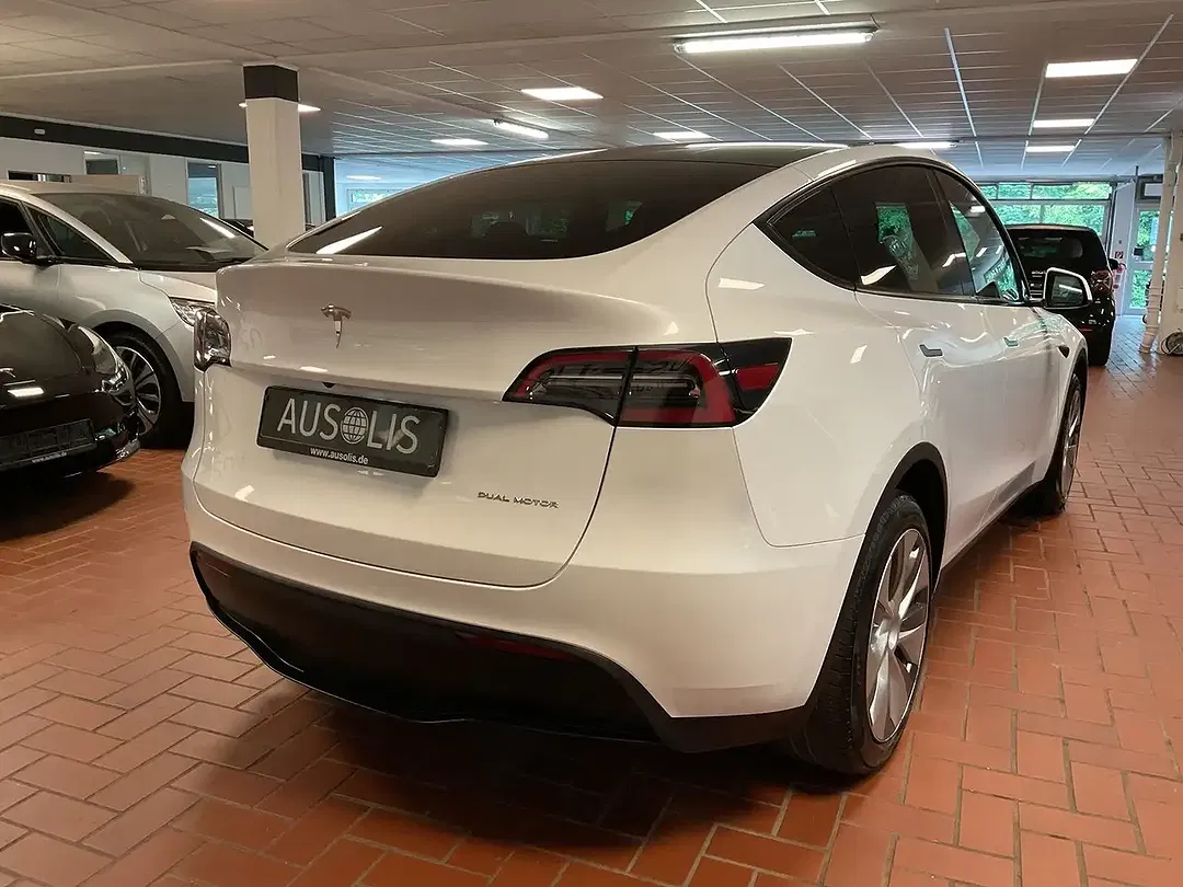 Tesla Model Y - Thumbnail 10