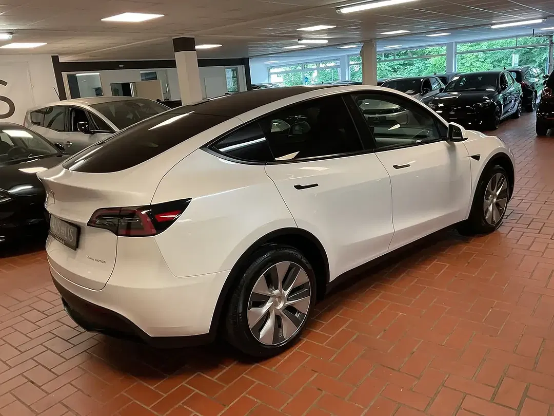 Tesla Model Y - Thumbnail 11