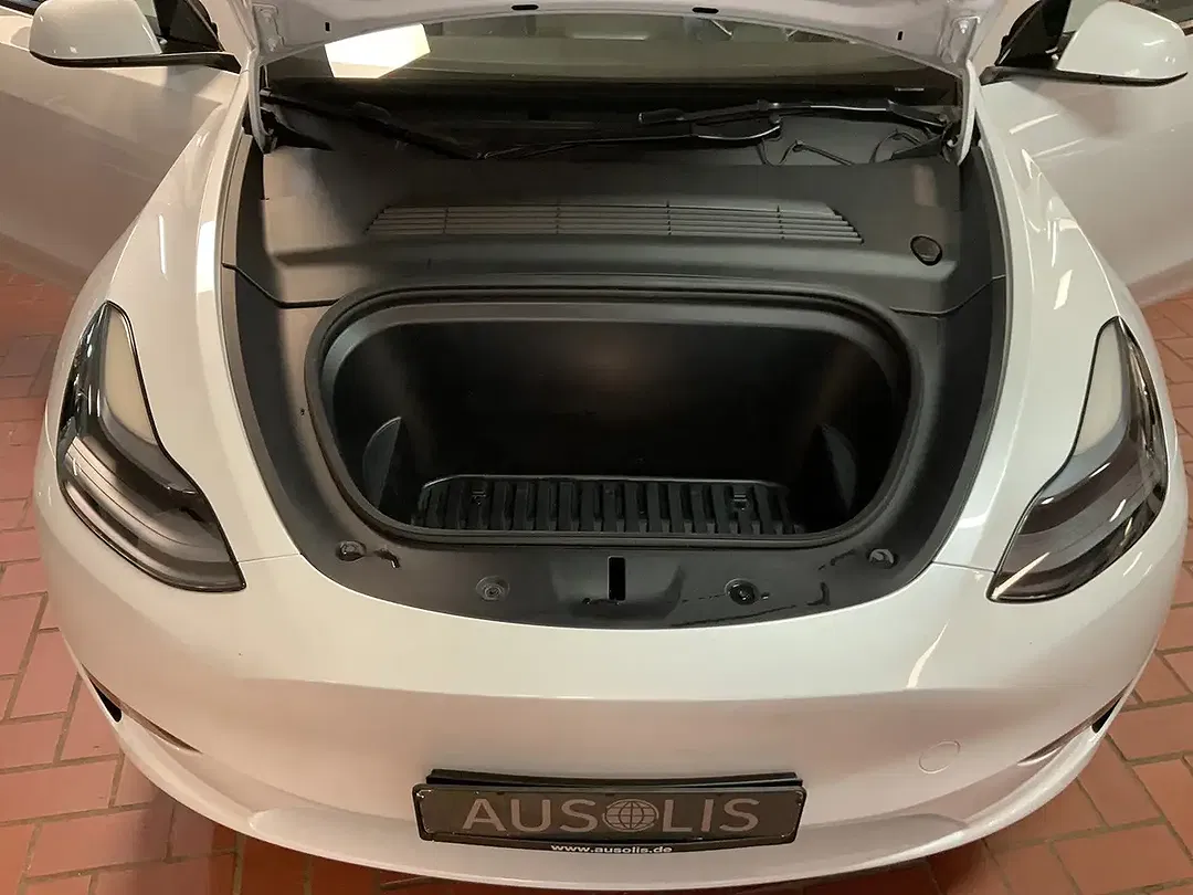 Tesla Model Y - Thumbnail 12