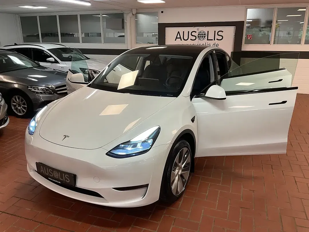 Tesla Model Y - Thumbnail 13
