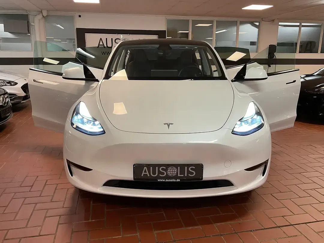 Tesla Model Y - Thumbnail 14