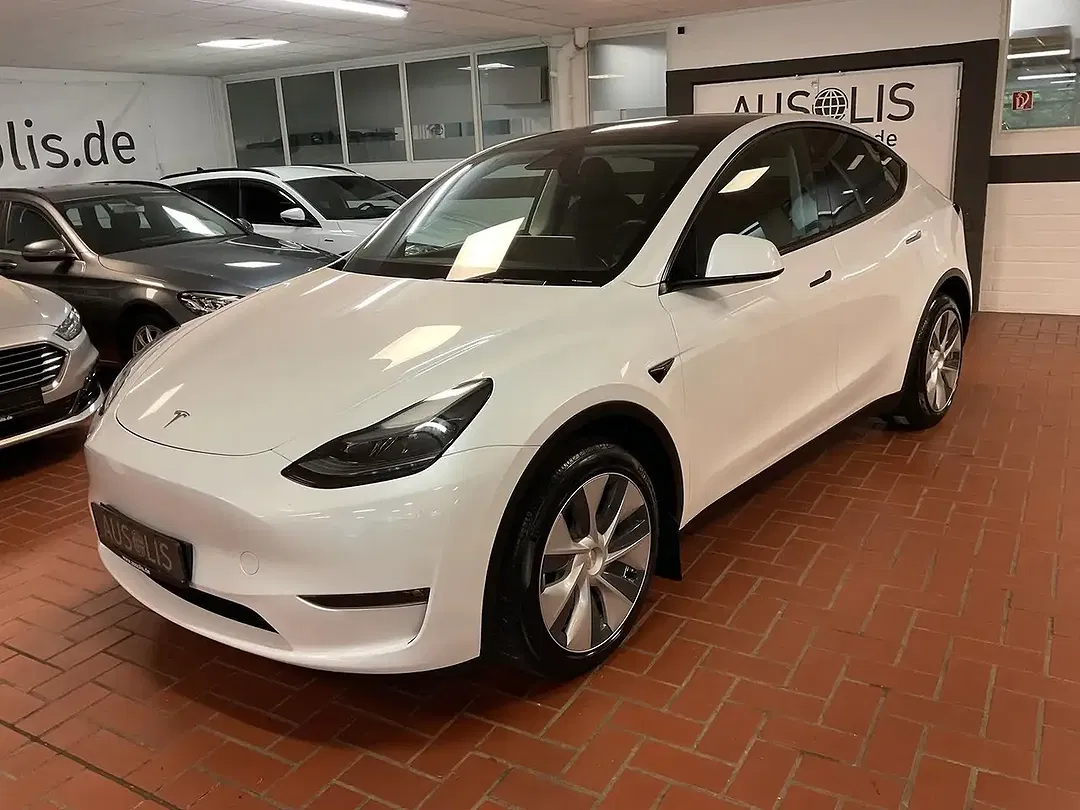 Tesla Model Y - Thumbnail 3