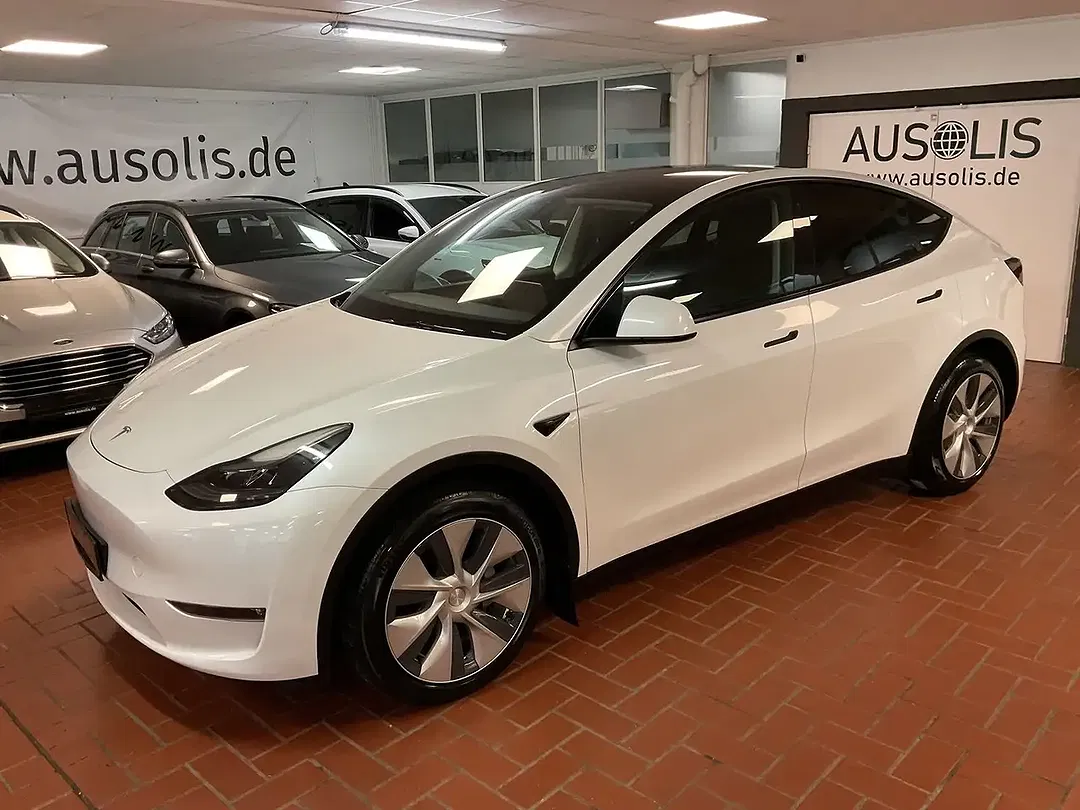 Tesla Model Y - Thumbnail 4