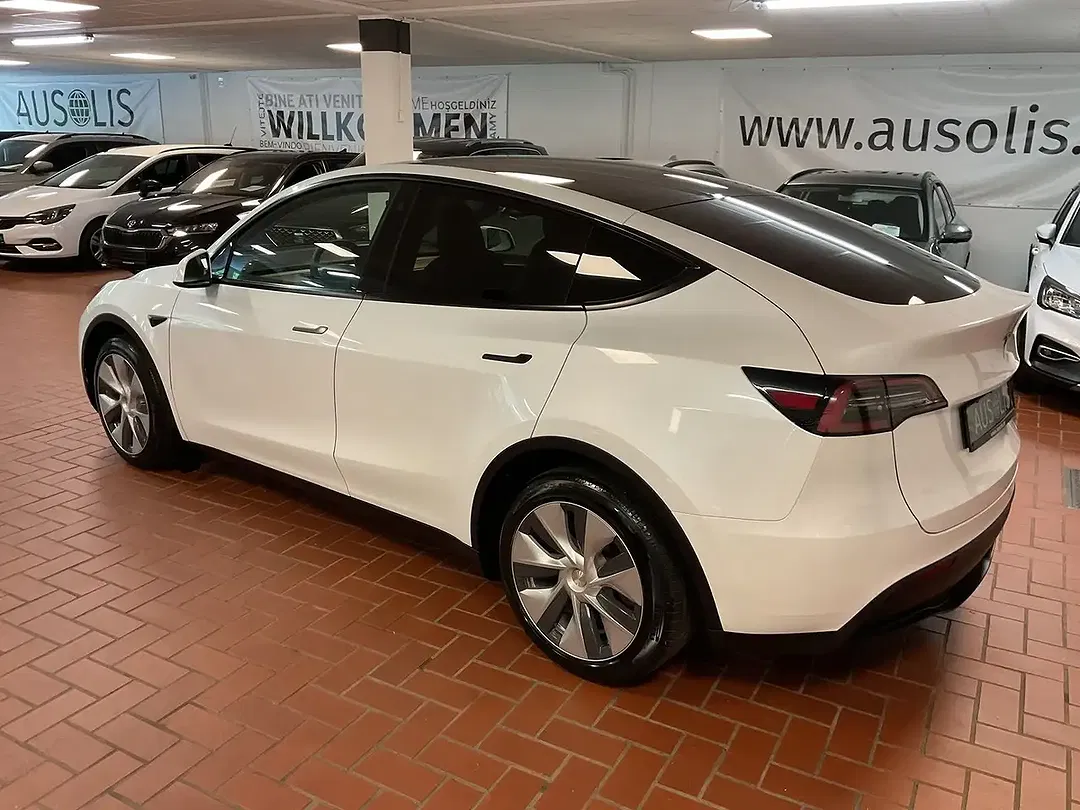 Tesla Model Y - Thumbnail 5