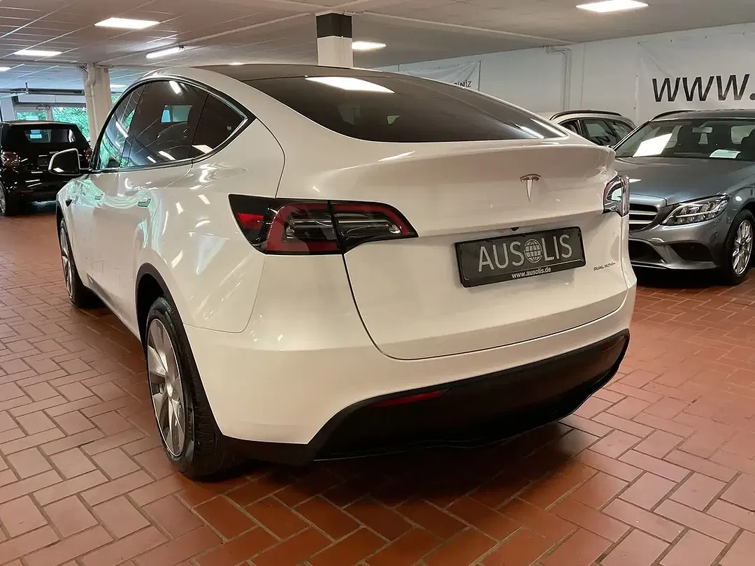 Tesla Model Y - Thumbnail 6