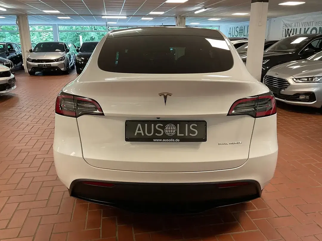 Tesla Model Y - Thumbnail 7