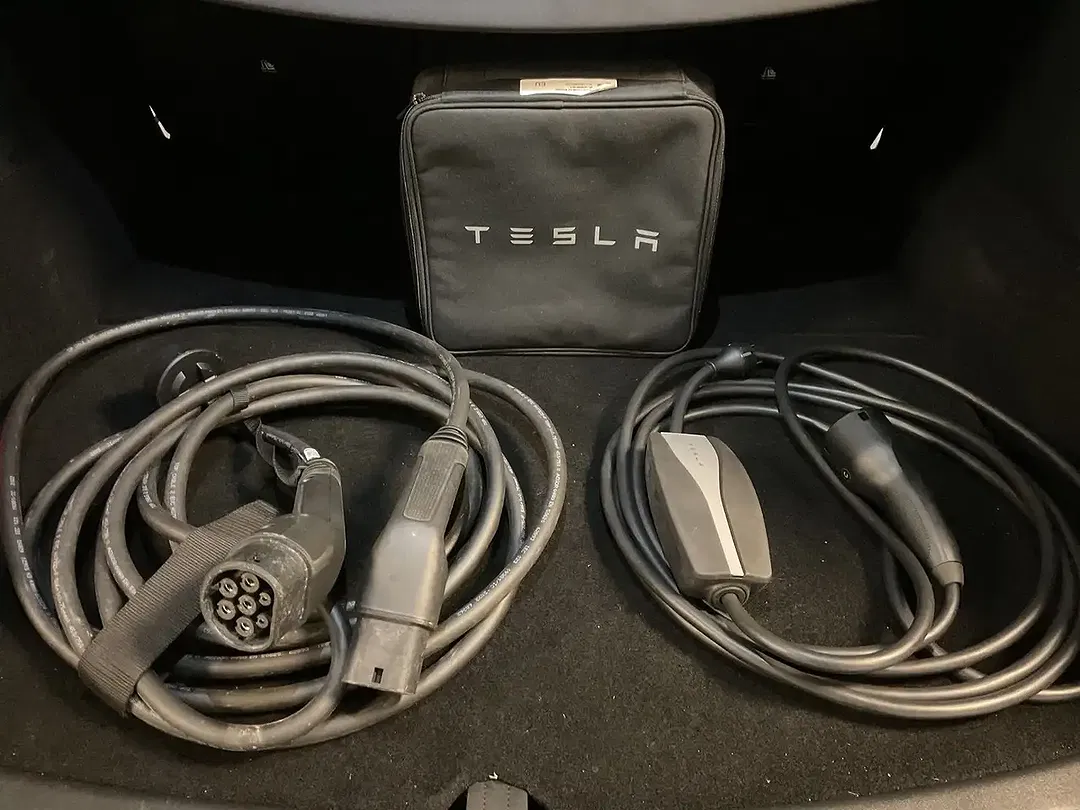 Tesla Model Y - Thumbnail 8