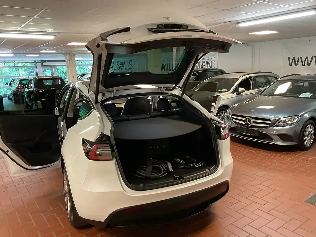 Tesla Model Y - Thumbnail 9