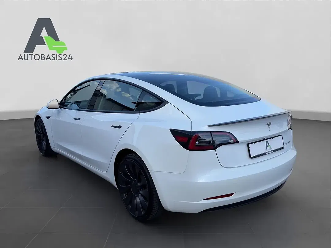 Tesla Model 3 - Thumbnail 3