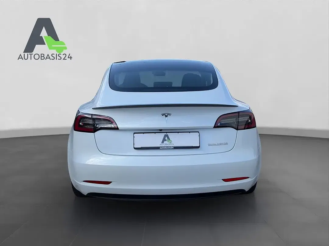 Tesla Model 3 - Thumbnail 4