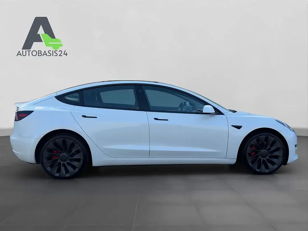 Tesla Model 3 - Thumbnail 6