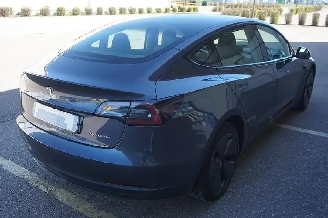 Tesla Model 3 - Thumbnail 4
