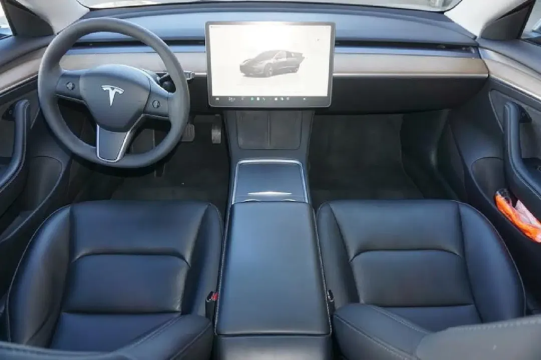 Tesla Model 3 - Thumbnail 5