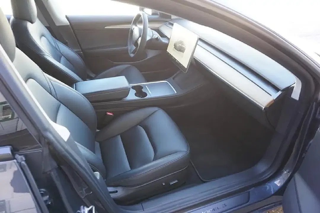 Tesla Model 3 - Thumbnail 6