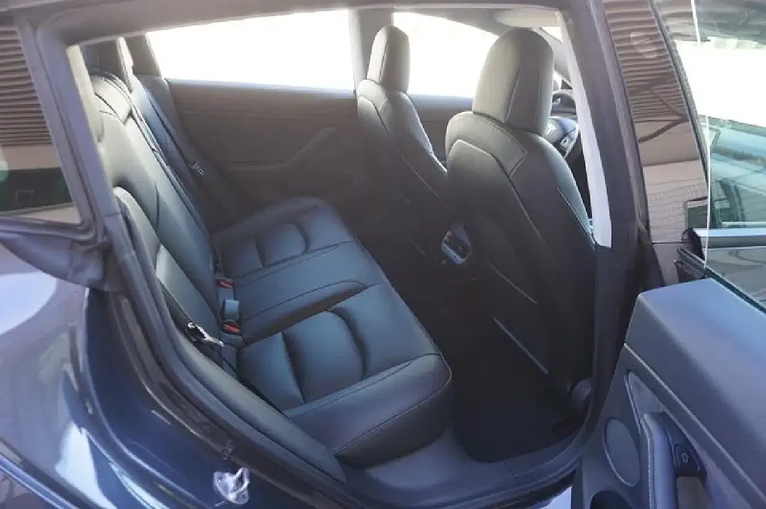 Tesla Model 3 - Thumbnail 8