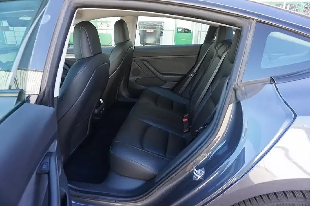 Tesla Model 3 - Thumbnail 9