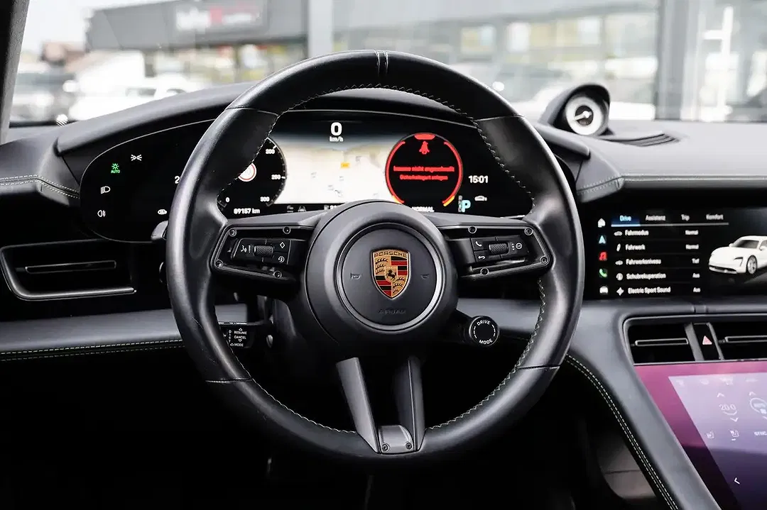 Porsche Taycan - Thumbnail 11