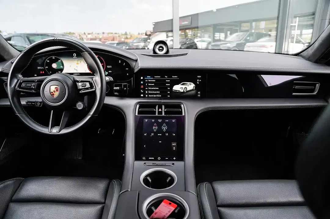 Porsche Taycan - Thumbnail 12
