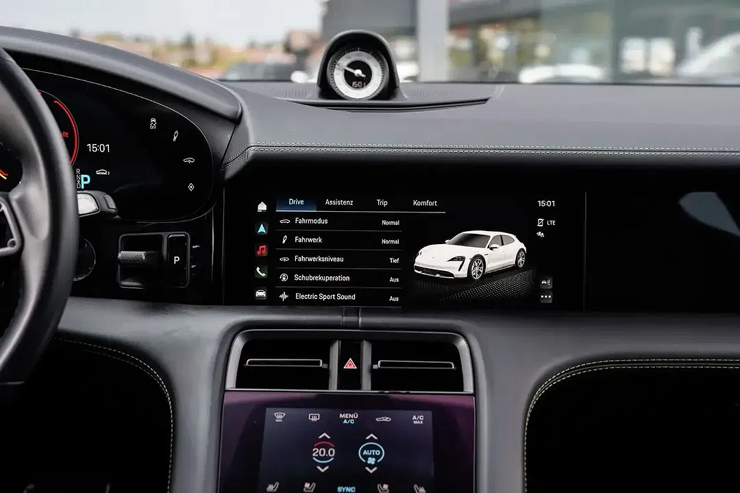 Porsche Taycan - Thumbnail 13