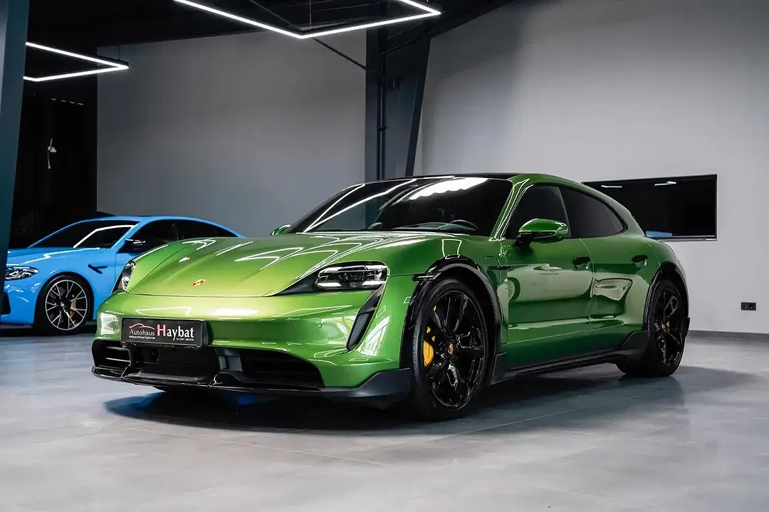 Porsche Taycan - Thumbnail 3